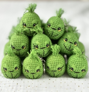 Rękodzieło - Brelok zawieszka Grinch wykonana szydełkiem